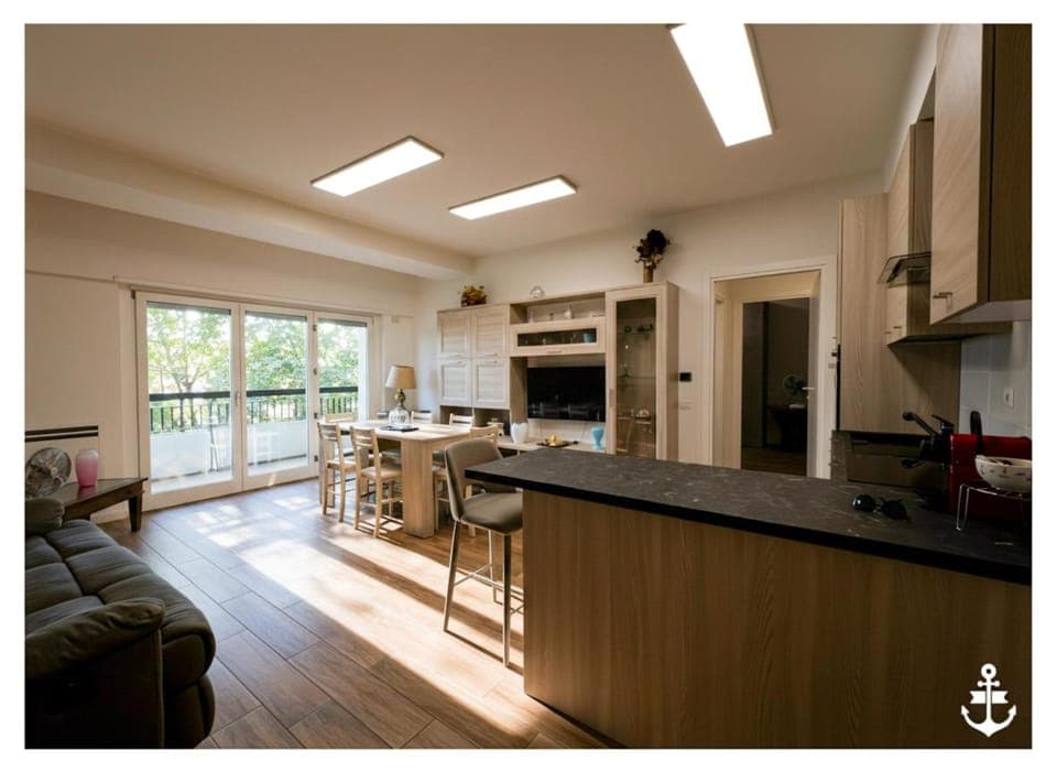 TV and multimedia, Kitchen or kitchenette, Seating area