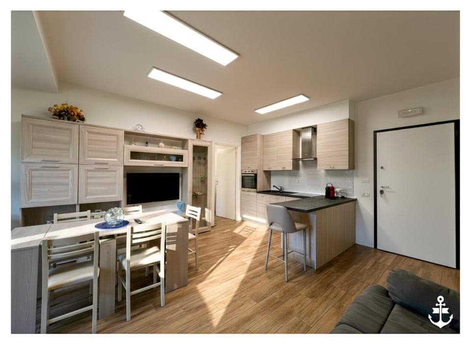 Kitchen or kitchenette, Dining area, oven, stove