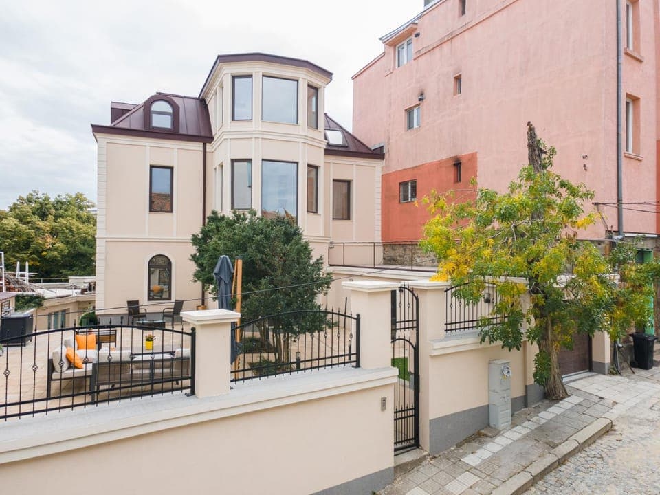 Property building, Day, Neighbourhood, City view, Street view