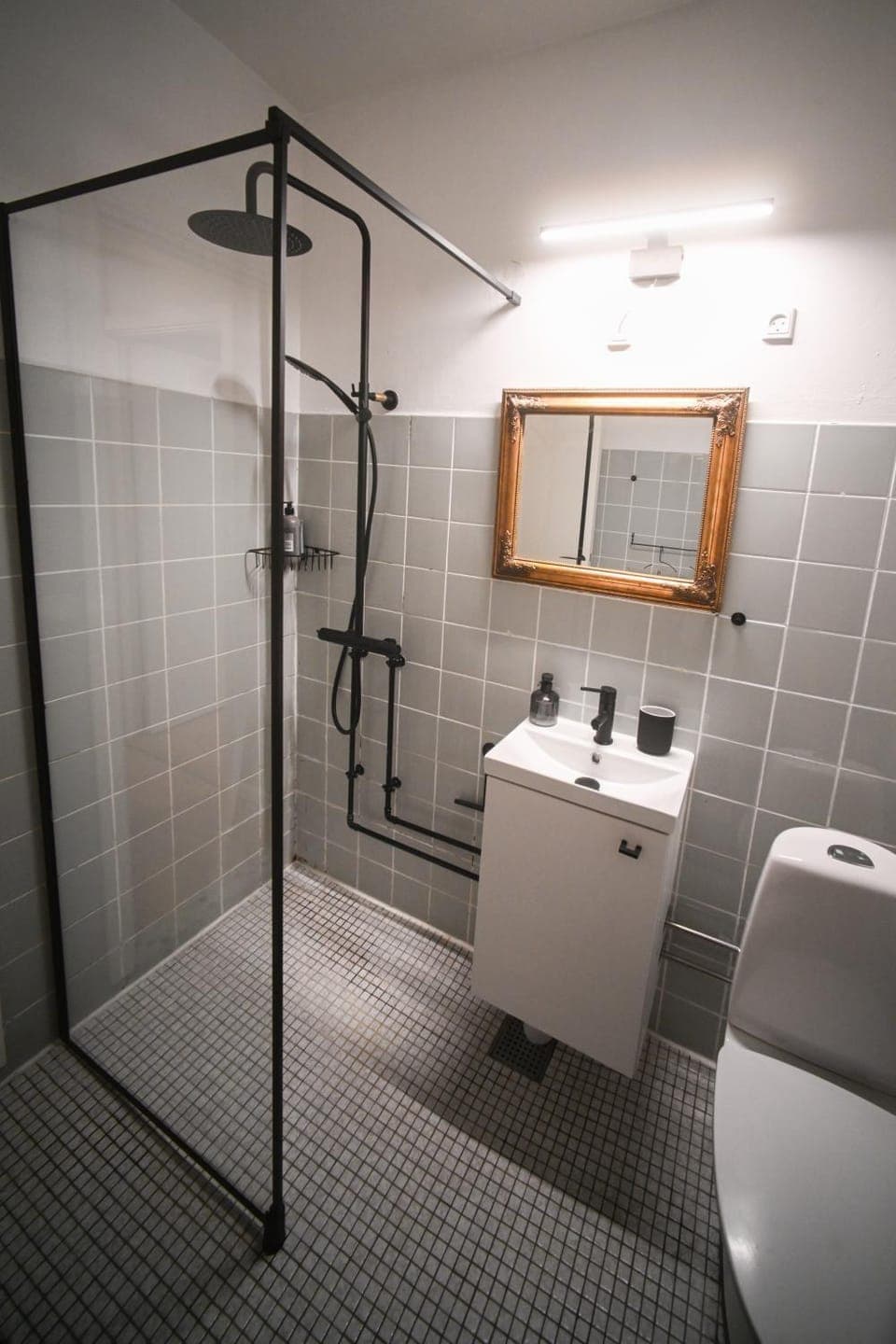 Shower, Toilet, Bathroom, towels