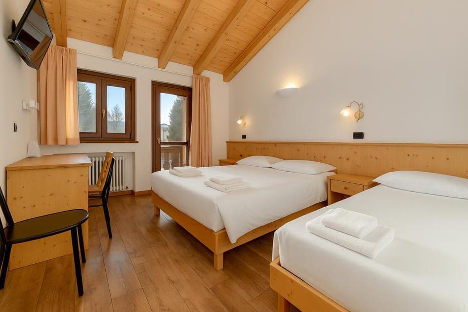 Bed, TV and multimedia, Bedroom