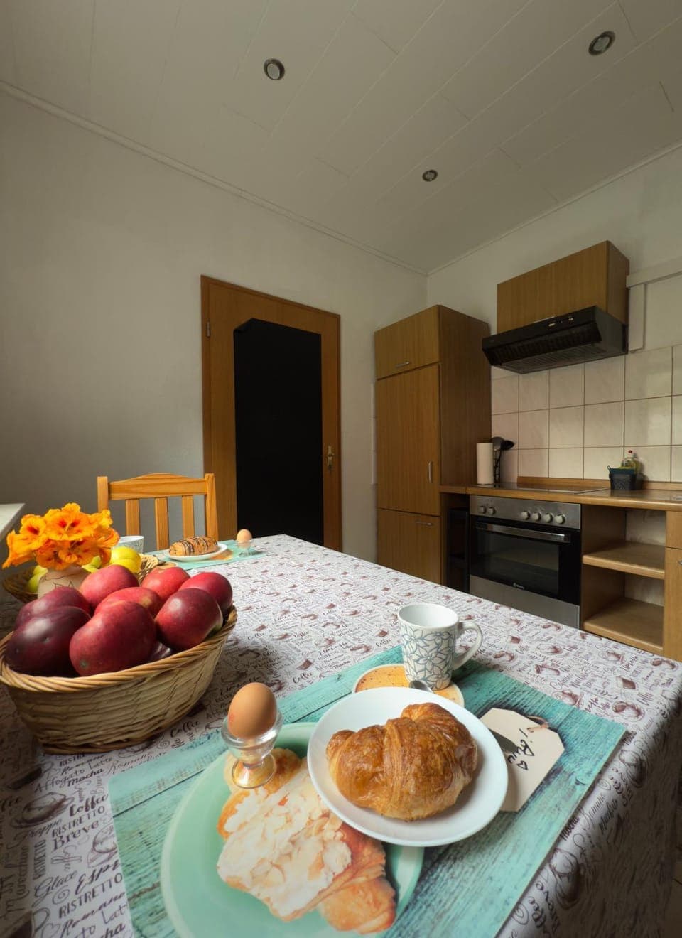 Kitchen or kitchenette, Food and drinks, Dining area, stove