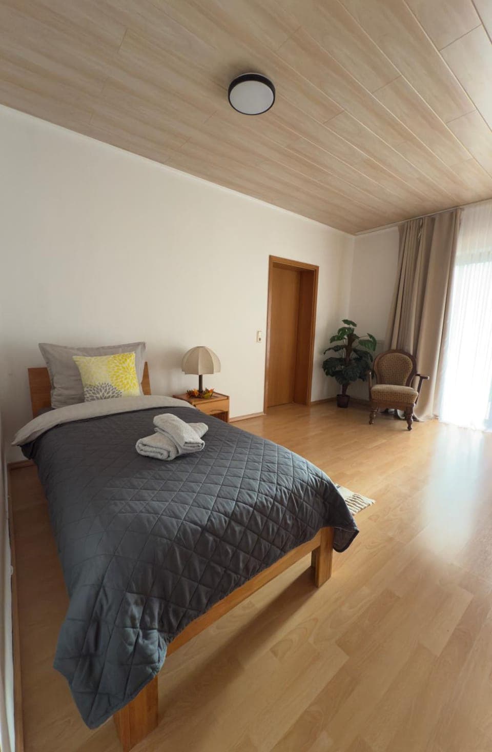 Bed, Living room, Photo of the whole room, Seating area, towels