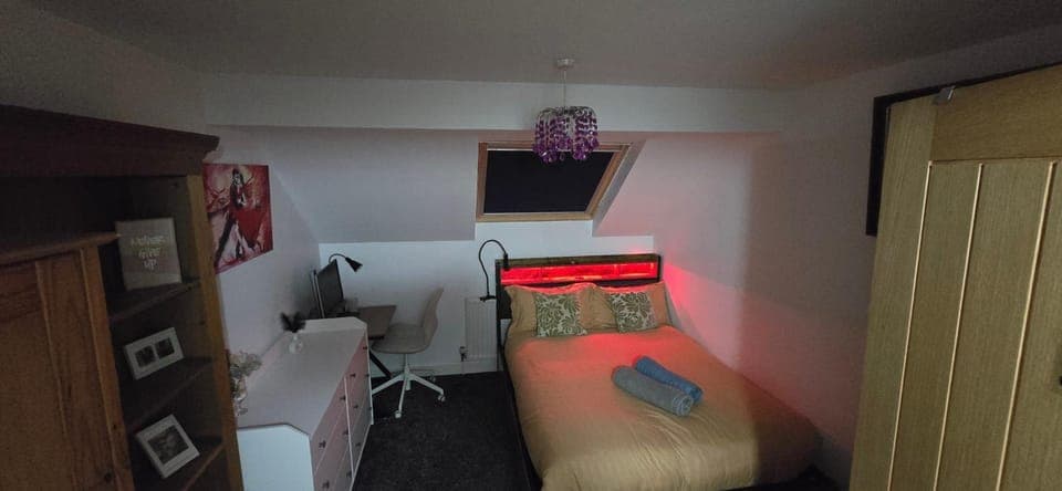 Bed, Photo of the whole room, Bedroom