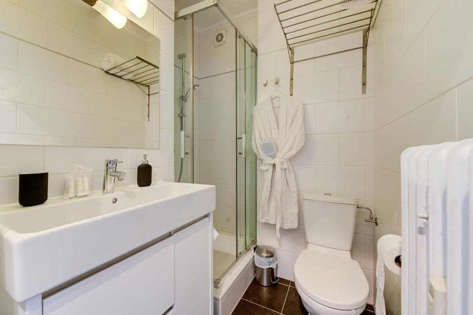 Shower, Toilet, towels