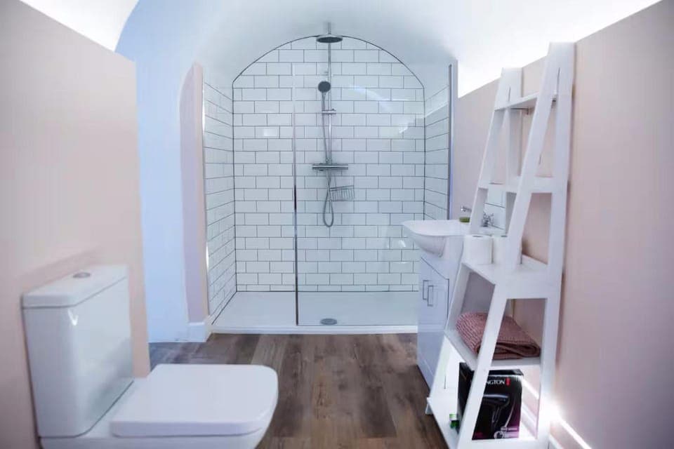 Shower, Toilet, Bathroom, towels