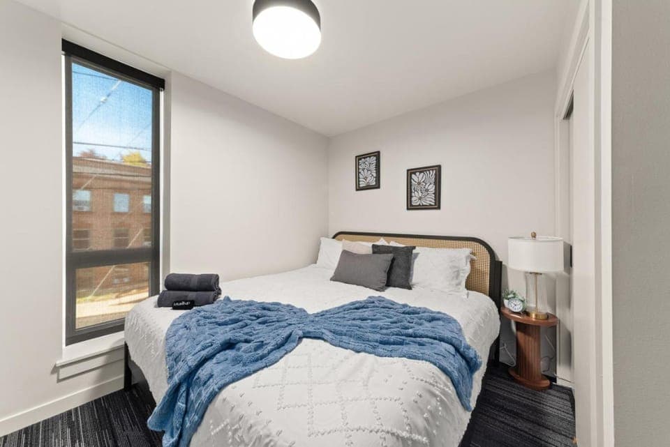 Bed, Photo of the whole room, Bedroom, towels