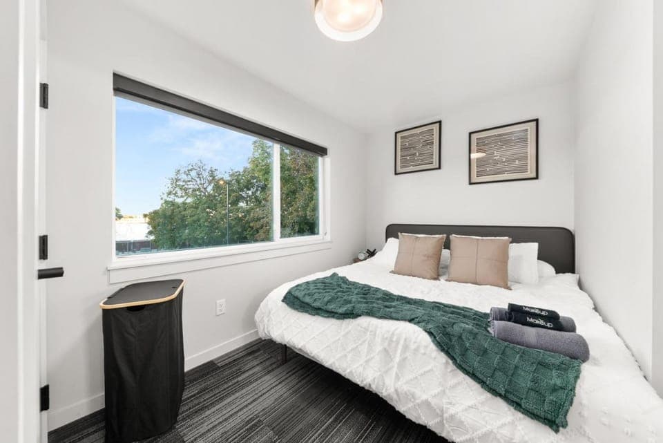 Bed, Photo of the whole room, Bedroom, towels