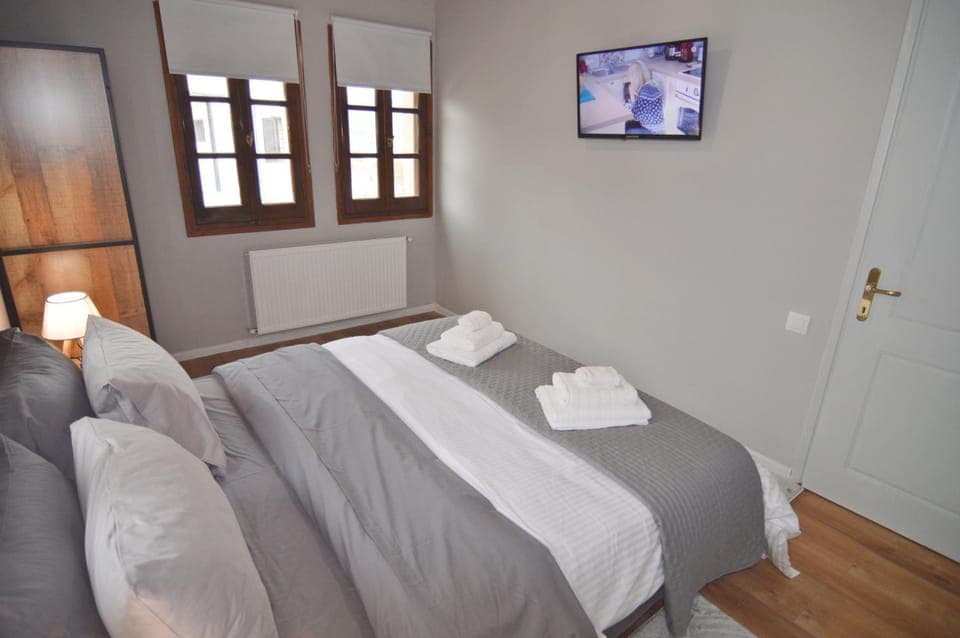 Bed, TV and multimedia, Photo of the whole room, Bedroom, towels