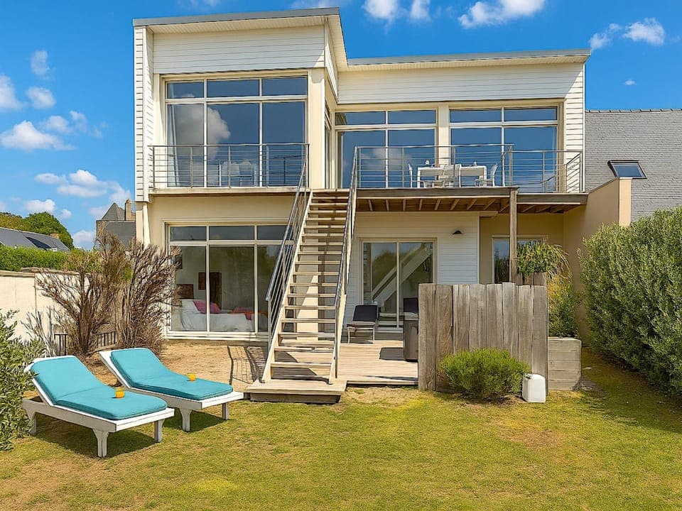 Property building, Patio, Spring, Day, Garden, View (from property/room), Balcony/Terrace, Garden view, sunbed