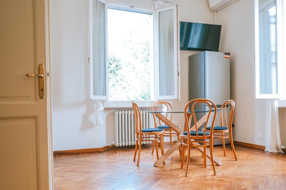 TV and multimedia, Living room, Seating area, Dining area