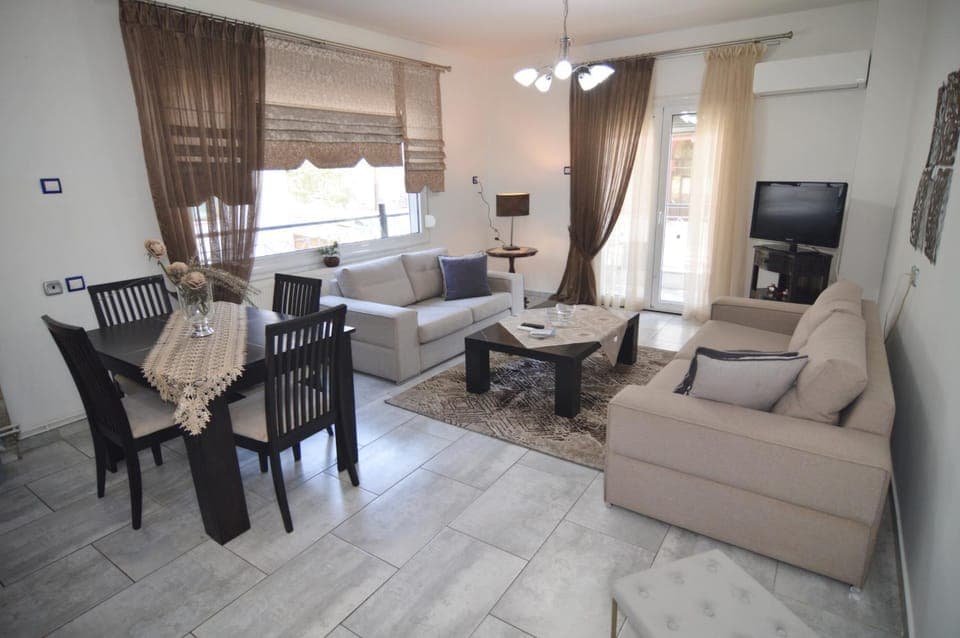 TV and multimedia, Living room, Seating area, Dining area