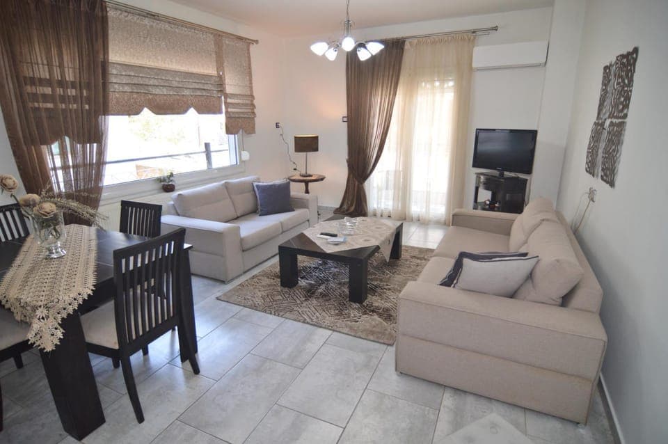 TV and multimedia, Kitchen or kitchenette, Living room, Seating area, Dining area, air conditioner