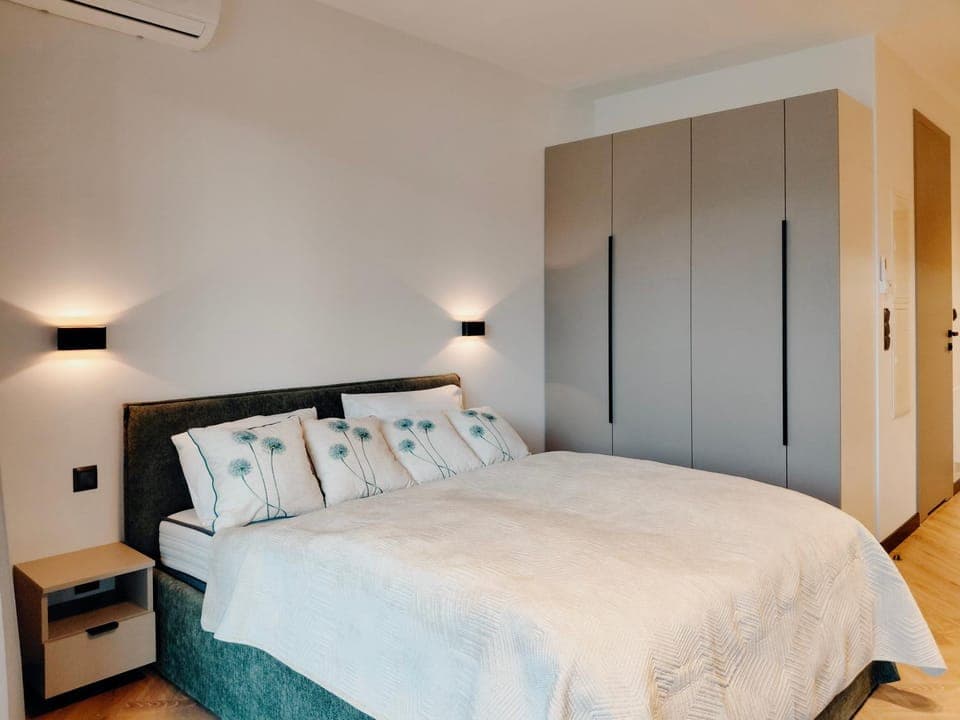 Bed, Photo of the whole room, Bedroom, wardrobe, air conditioner