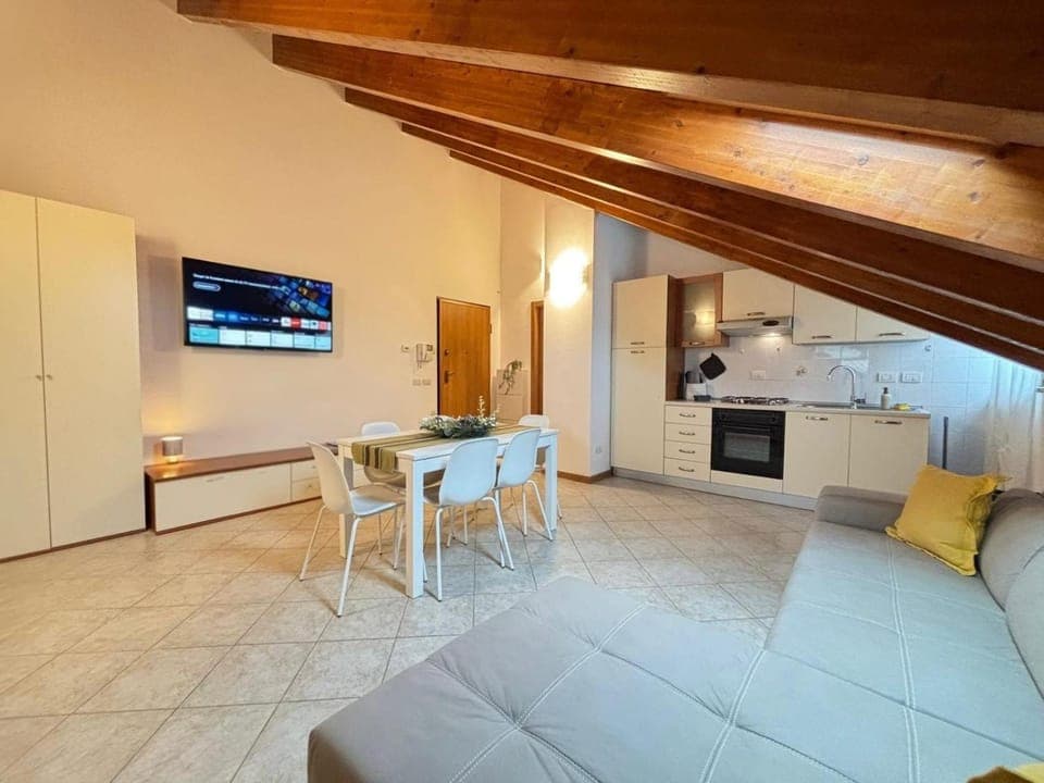 TV and multimedia, Kitchen or kitchenette, Living room, Seating area, Dining area