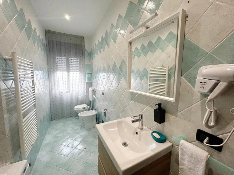 Shower, Toilet, Bathroom, bidet, towels