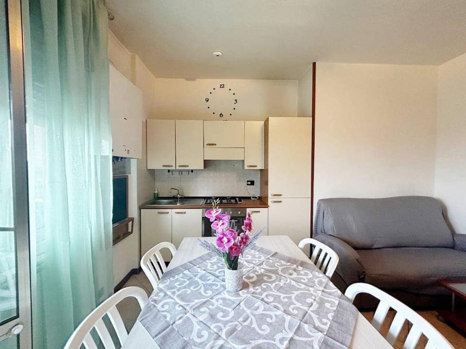 Kitchen or kitchenette, Living room, Seating area, Dining area, pet friendly, stove