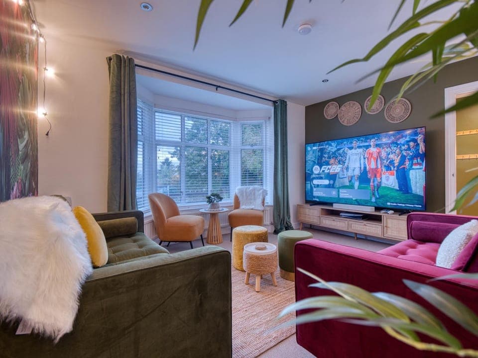 Communal lounge/ TV room, Game Room, TV and multimedia, Living room, Seating area, Evening entertainment, Evening entertainment