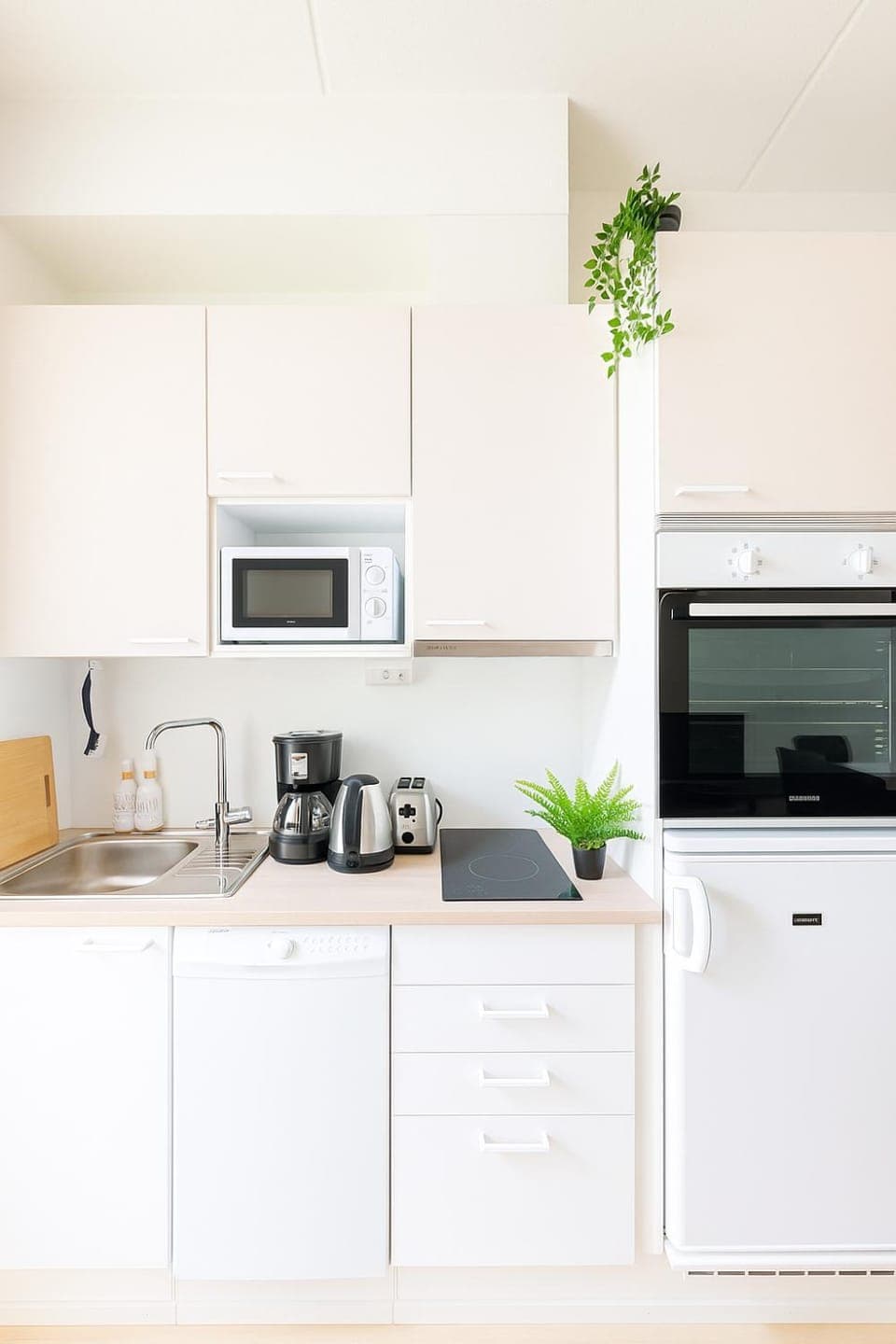 Coffee/tea facilities, Kitchen or kitchenette, dishwasher, oven, stove, toaster