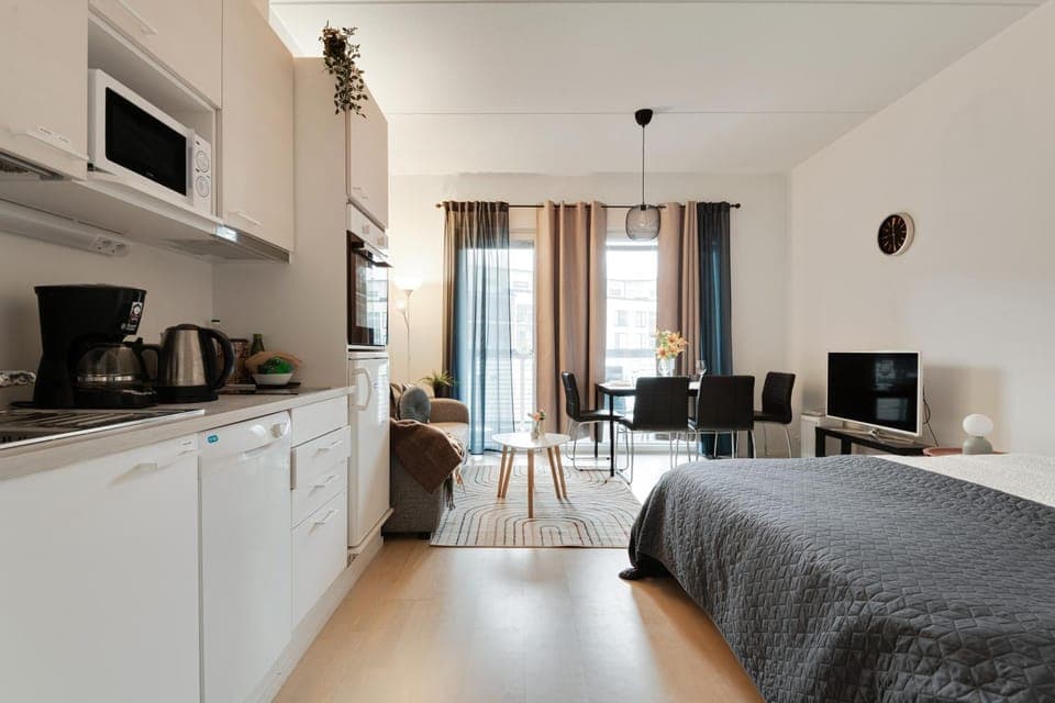 TV and multimedia, Coffee/tea facilities, Kitchen or kitchenette, Living room, Photo of the whole room, Dining area, Bedroom