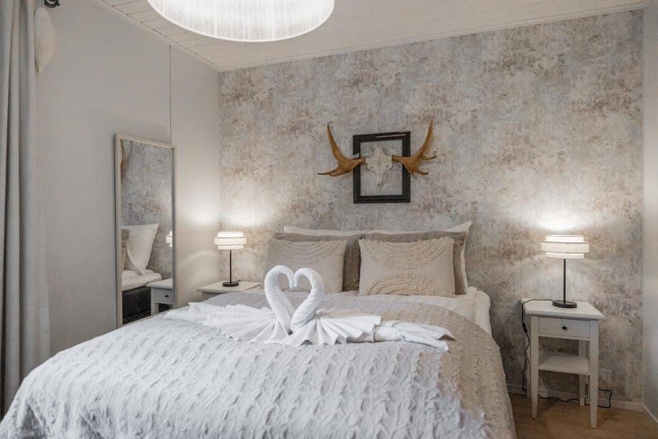 Bed, Photo of the whole room, Bedroom, towels