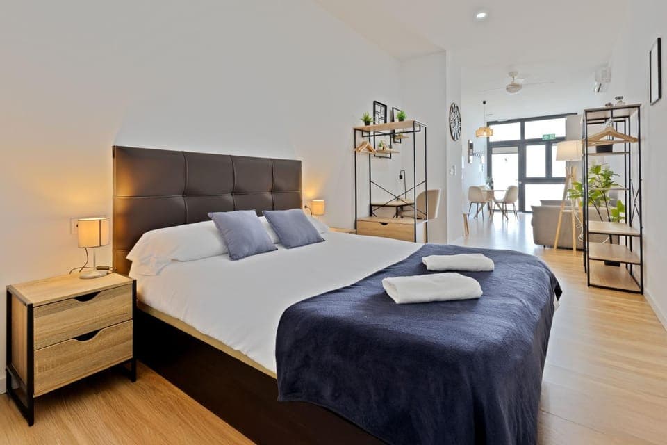 Bed, Dining area