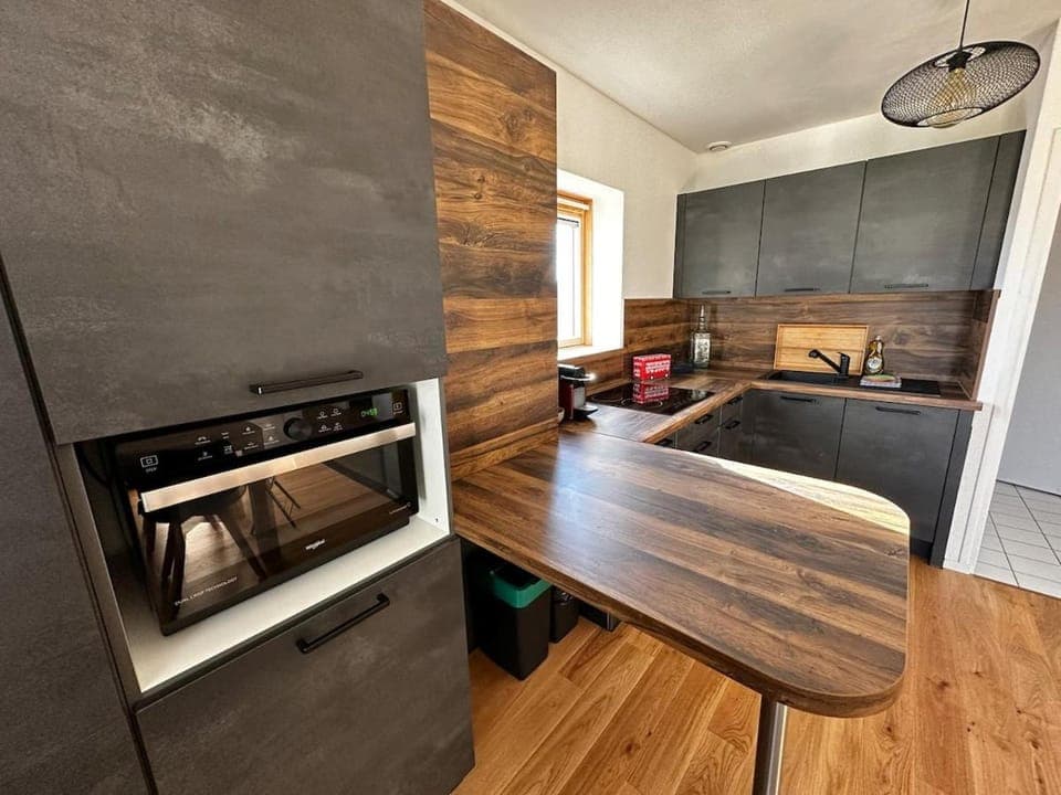 Coffee/tea facilities, Kitchen or kitchenette, oven, stove