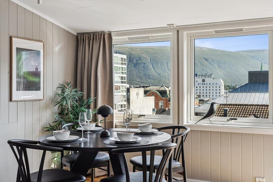 Dining area, Mountain view