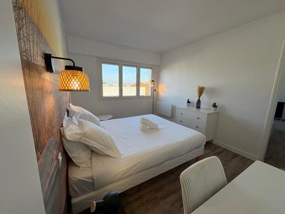 Bed, Photo of the whole room, Decorative detail, Bedroom, City view, heating, storage, towels