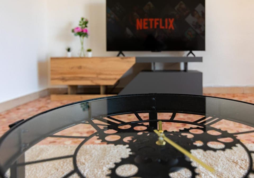 Communal lounge/ TV room, TV and multimedia, Decorative detail, Evening entertainment