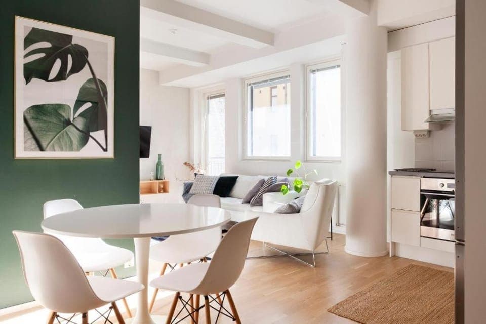 Kitchen or kitchenette, Living room, Seating area, Dining area