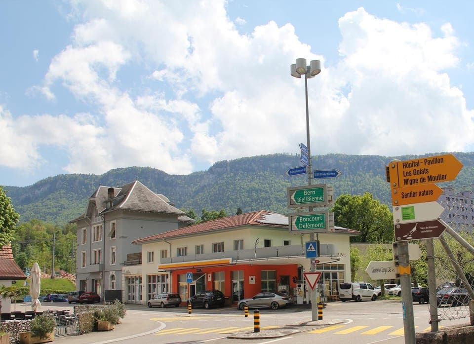 Nearby landmark, Street view, Location