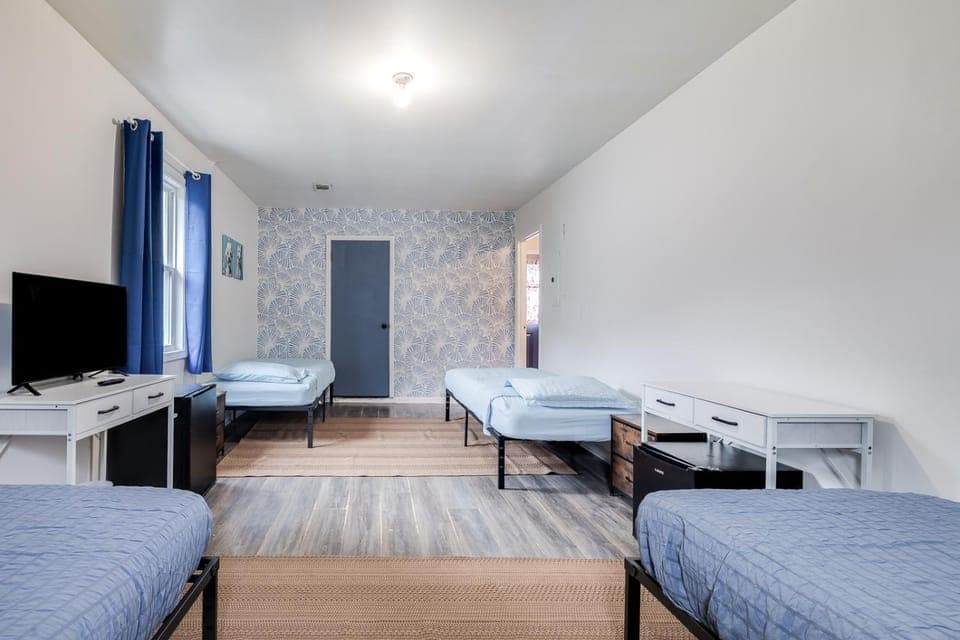 Bed, TV and multimedia, Bedroom