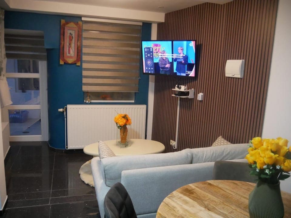 Communal lounge/ TV room, TV and multimedia, Living room, Seating area