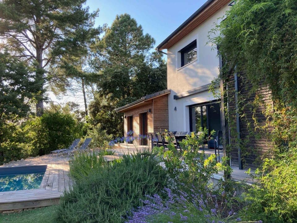 Property building, Garden, Garden view, Swimming pool, sunbed, air conditioner