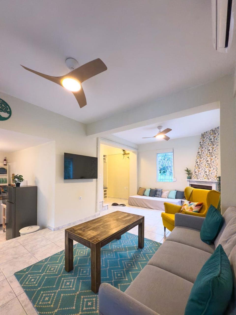 TV and multimedia, Seating area, air conditioner