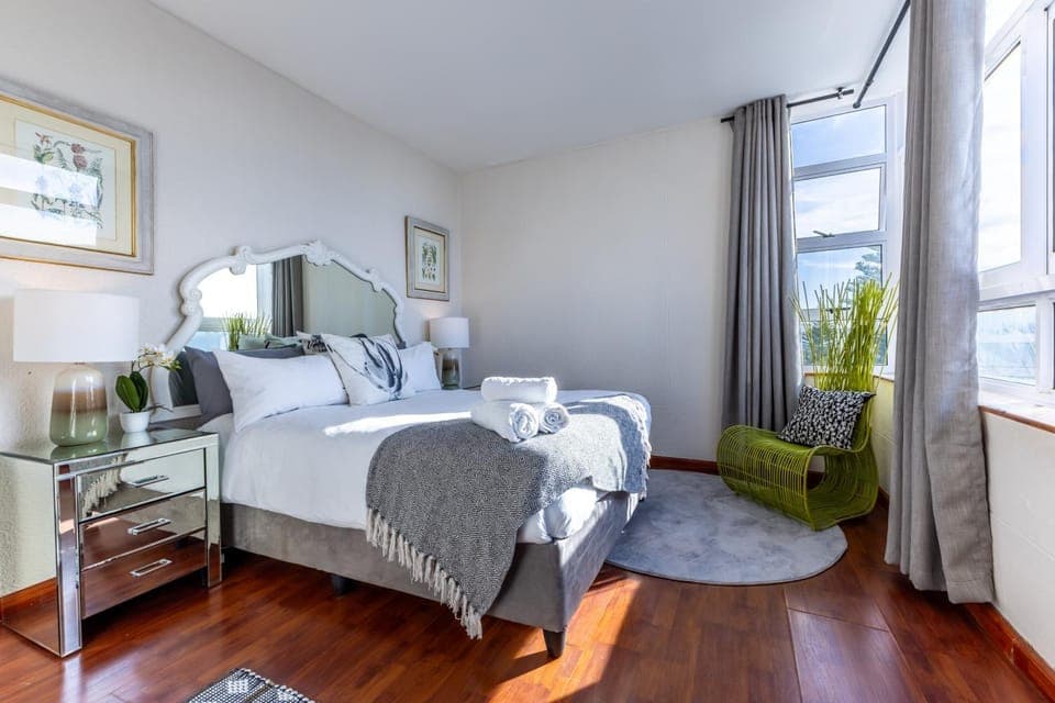 Bed, Photo of the whole room, Seating area, Bedroom, Sea view, Street view