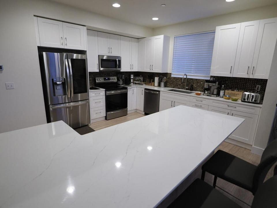 Coffee/tea facilities, Kitchen or kitchenette, dishwasher, microwave, oven, stove, toaster