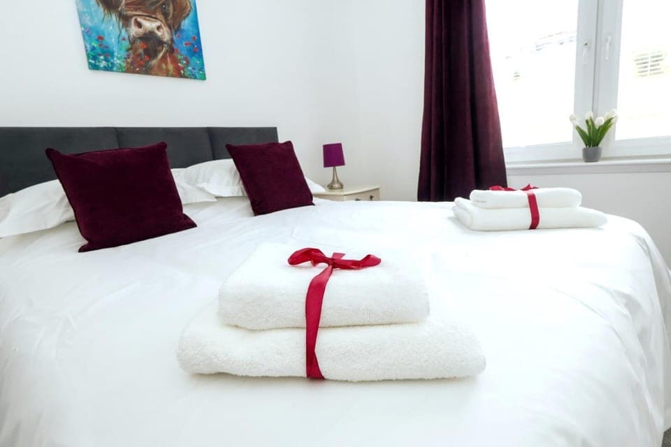 Bed, Bedroom, towels