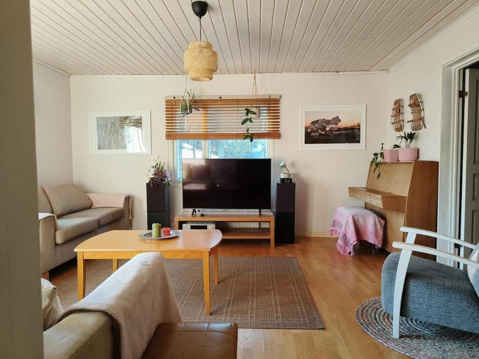 Communal lounge/ TV room, TV and multimedia, Living room, Seating area, Evening entertainment