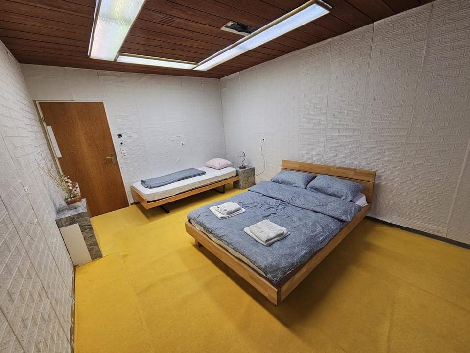 Venus - Private Room with Shared Kitchen Shower and Toilet - Chur Old Town Inn in Chur