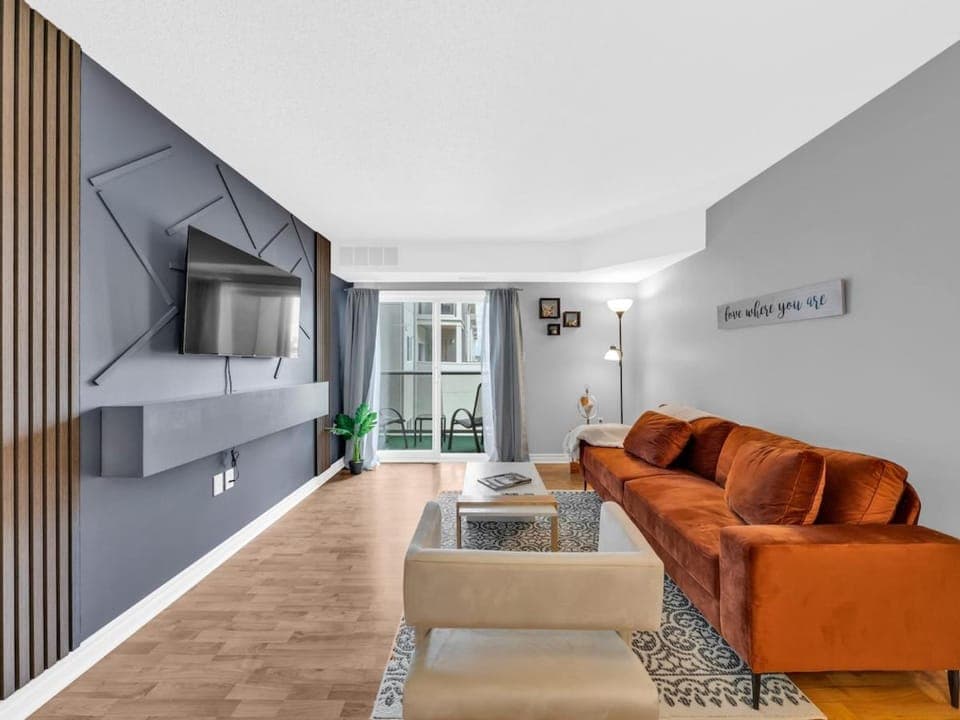 Communal lounge/ TV room, TV and multimedia, Living room, Seating area, Evening entertainment