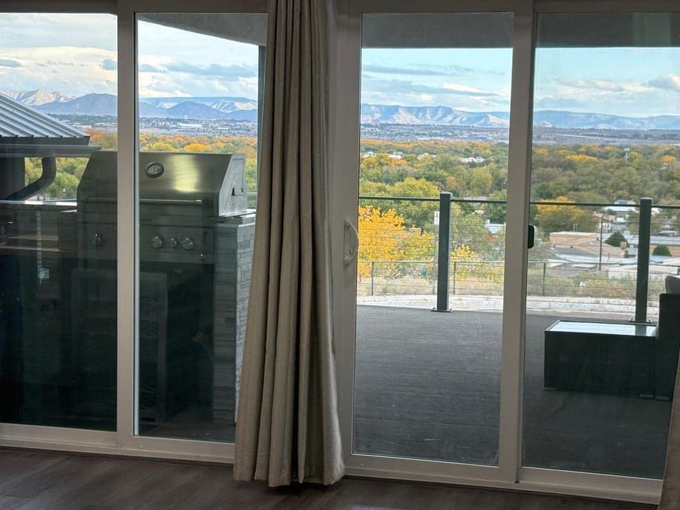 Patio, Neighbourhood, Natural landscape, BBQ facilities, View (from property/room), Balcony/Terrace, Living room, Lounge or bar, City view, Mountain view