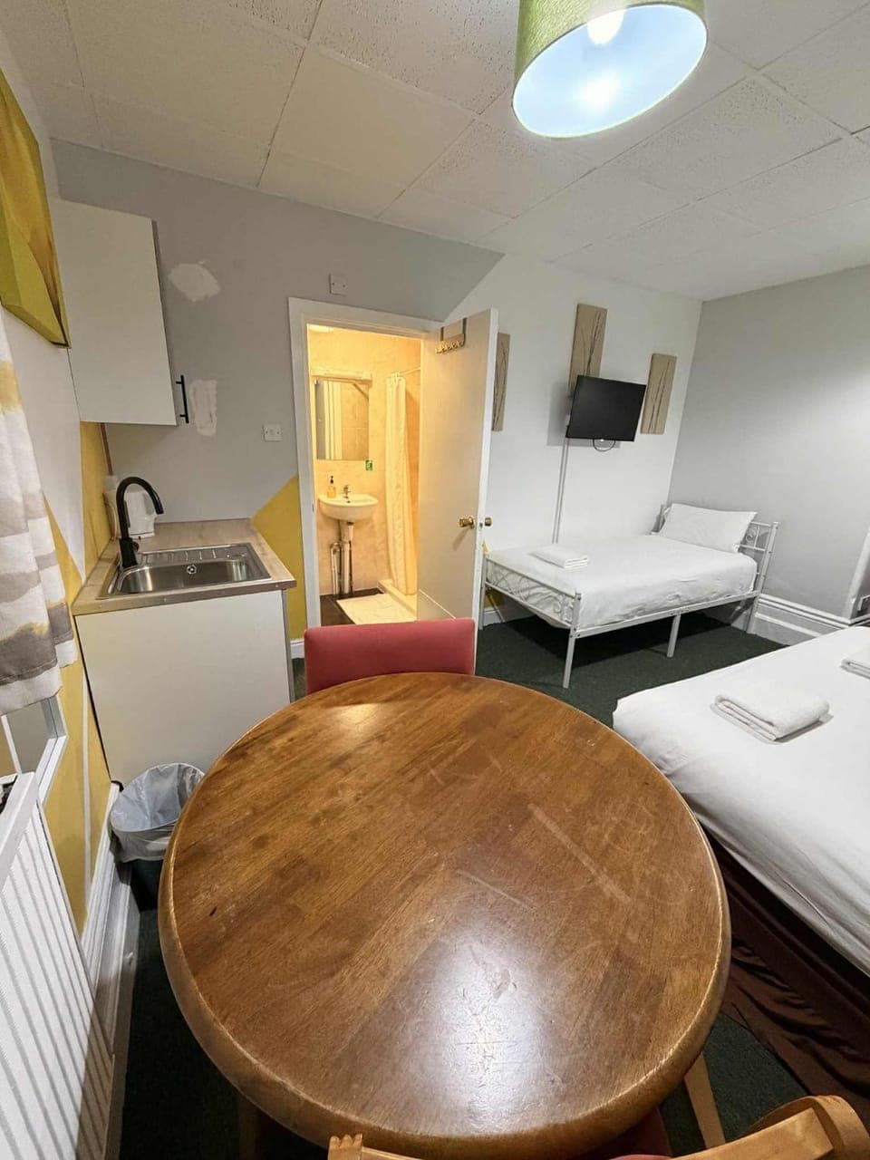 Bed, TV and multimedia, Kitchen or kitchenette, Living room, Photo of the whole room, Seating area, Bedroom