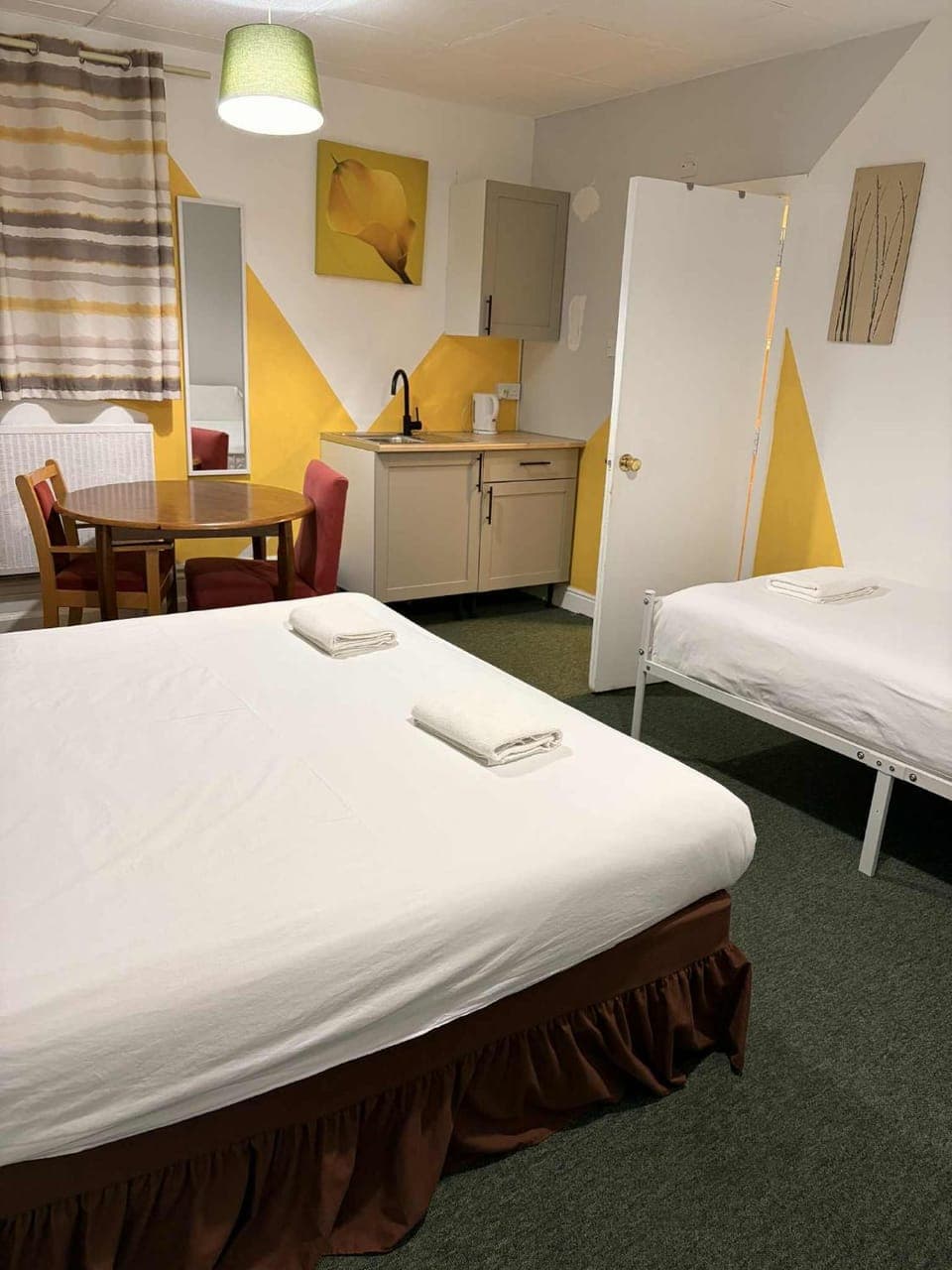 Bed, Kitchen or kitchenette, Photo of the whole room, Bedroom