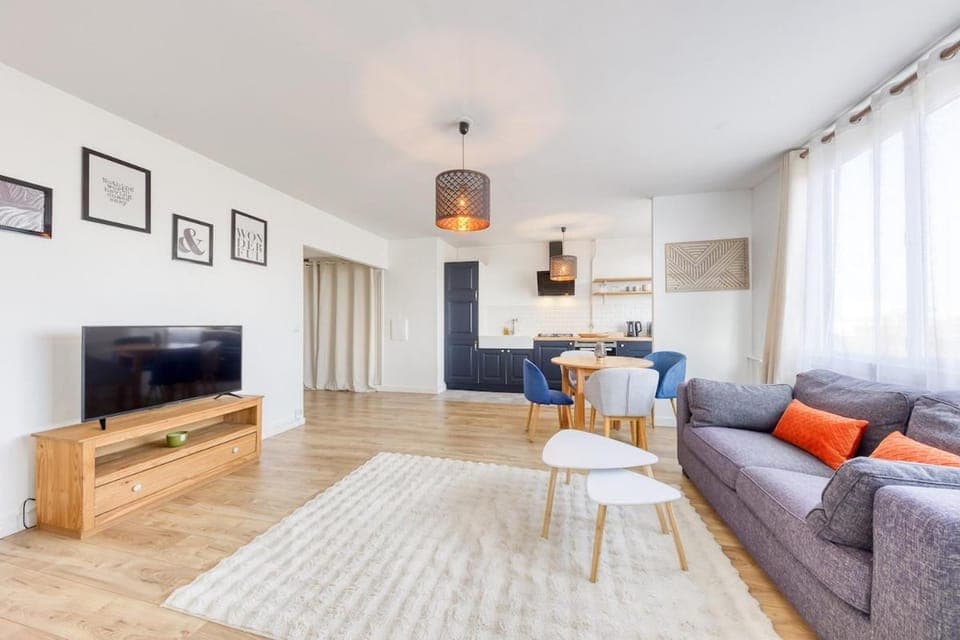 Communal lounge/ TV room, TV and multimedia, Living room, Seating area, Dining area