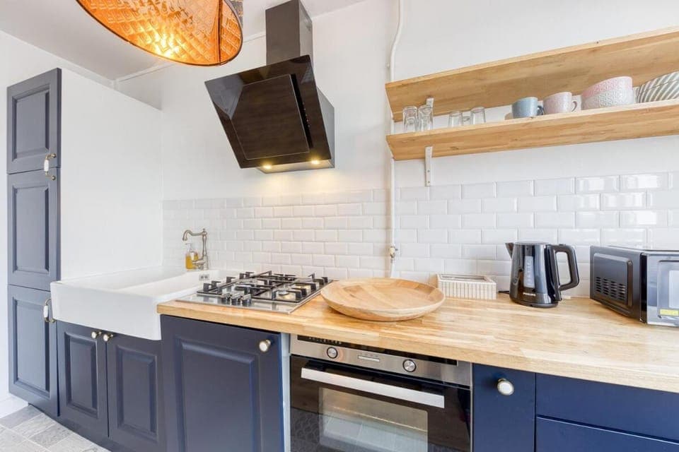 Coffee/tea facilities, Kitchen or kitchenette, stove