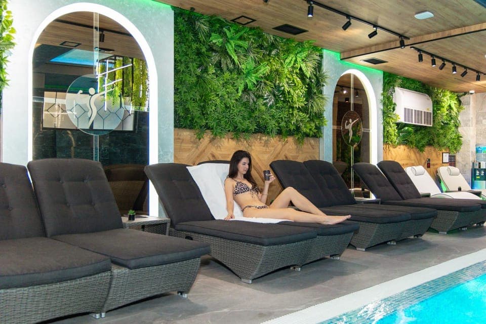 Decorative detail, Seating area, Swimming pool