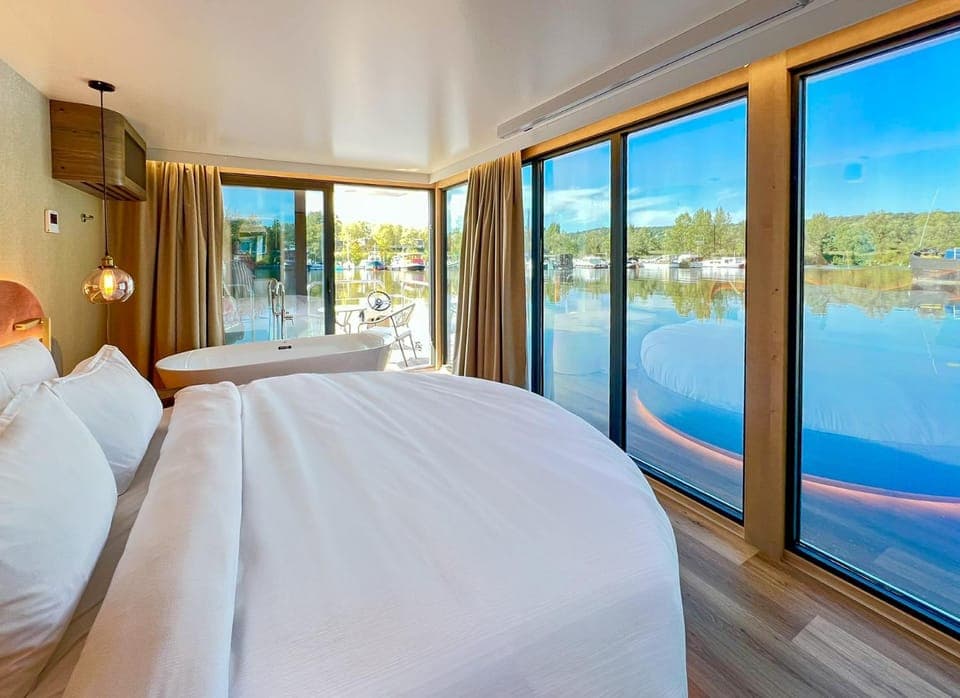 Bed, Natural landscape, Photo of the whole room, Bedroom, Lake view, River view