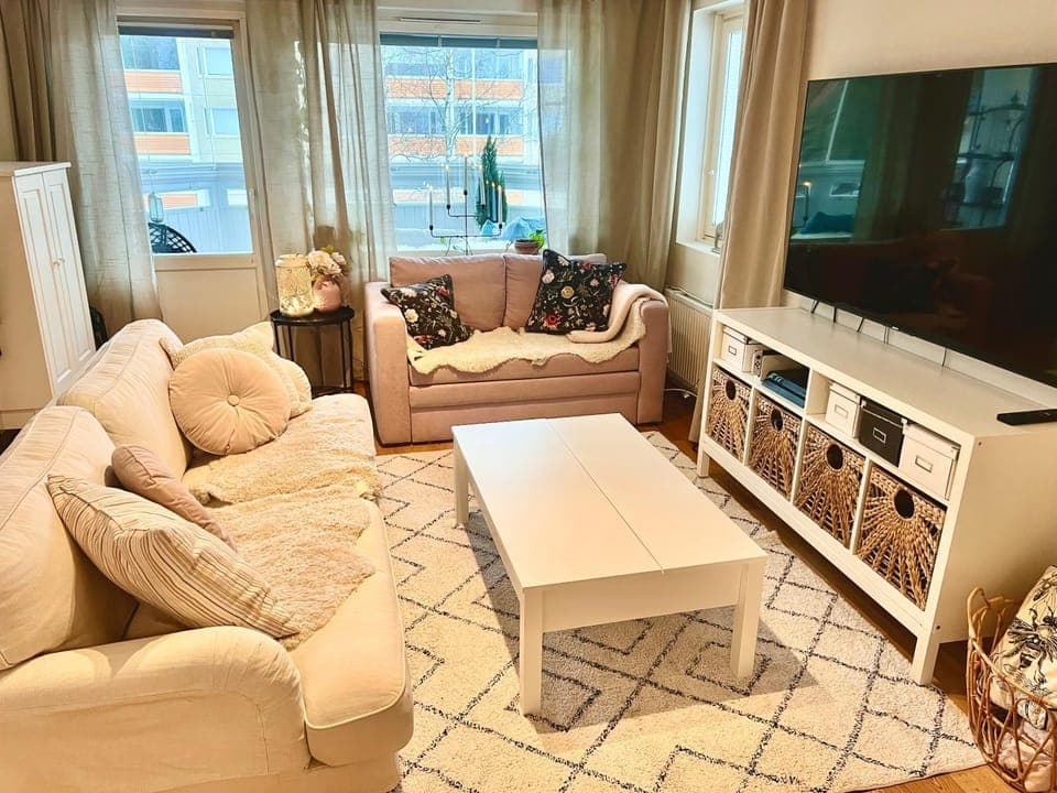 Communal lounge/ TV room, TV and multimedia, Living room, Seating area, Evening entertainment